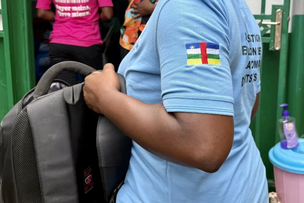 Photo du bras d'une femme portant un sac à dos