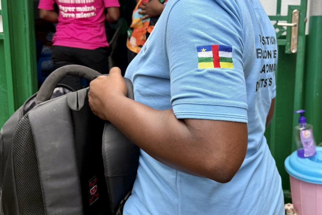 Photo du bras d'une femme portant un sac à dos