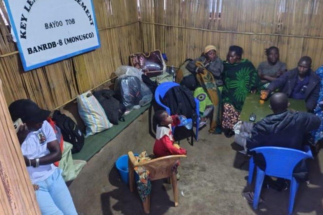 Un groupe de personnes se rassemble autour d'une table.