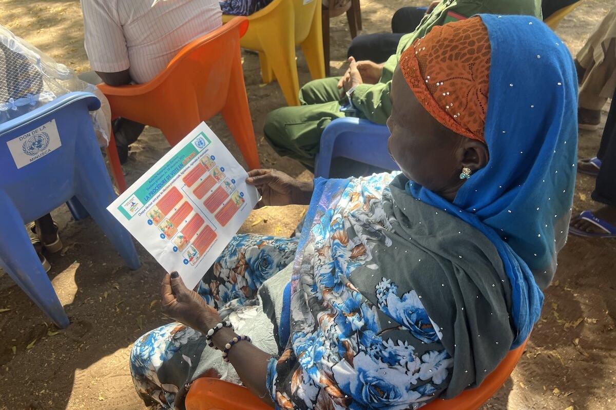 Une personne lit un dépliant informatif.