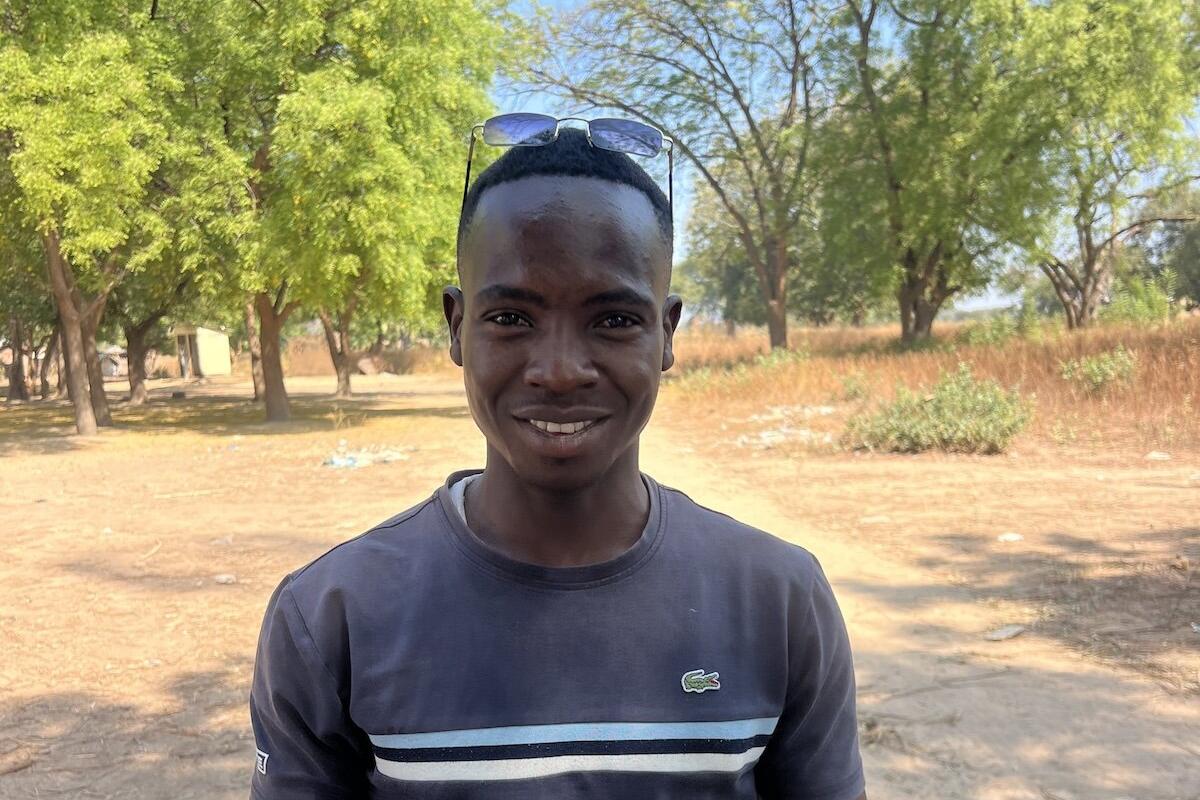 Un jeune homme est photographié.