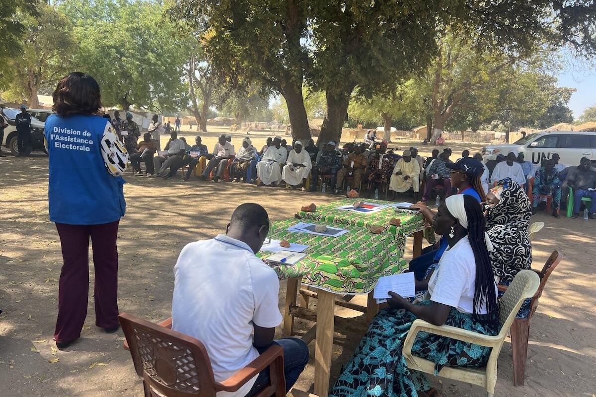 Des représentants travaillent dans un bureau de vote.
