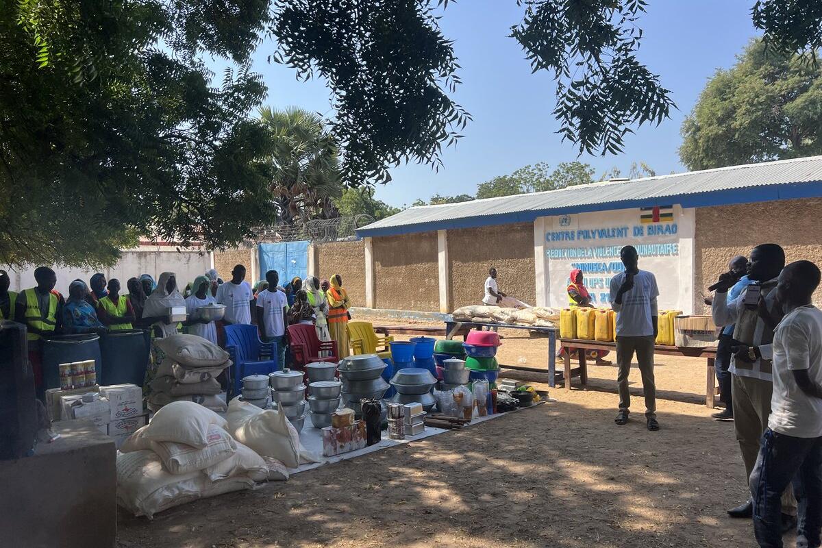 Des aliments et du matériel de cuisine sont photographiés.