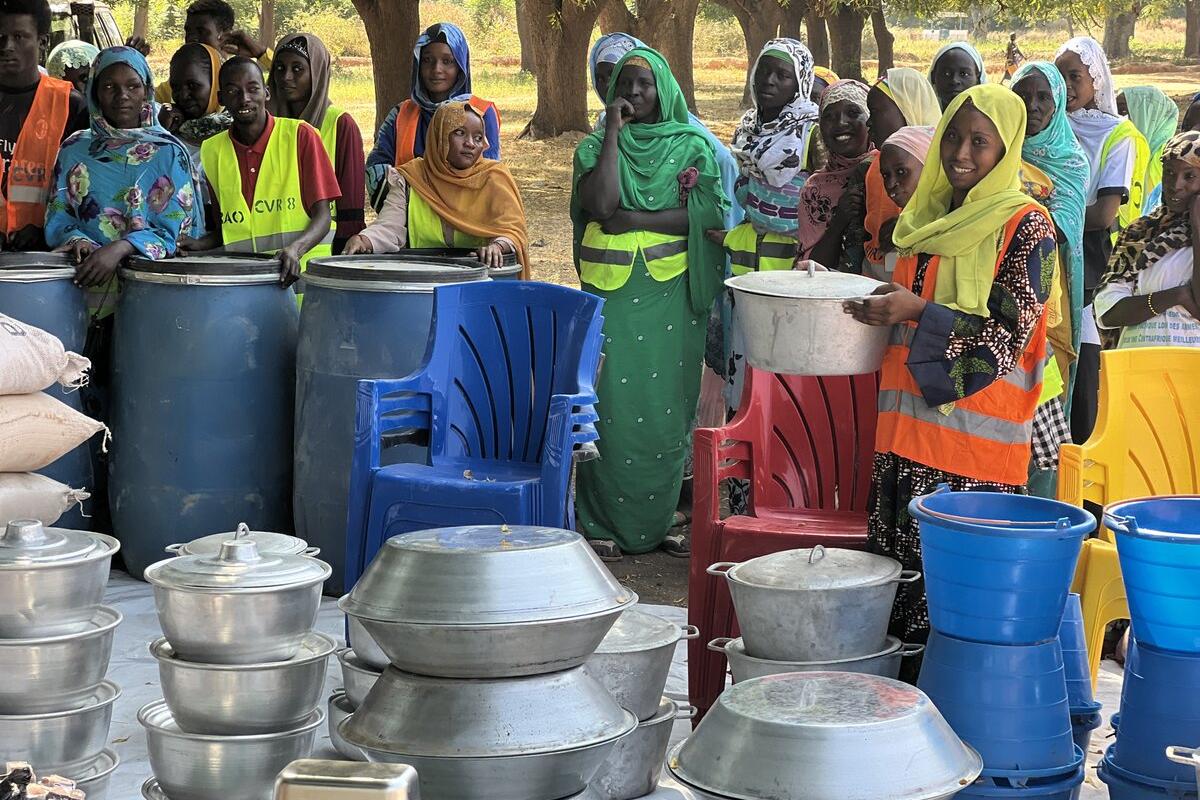 Un représentant est photographié avec des fournitures alimentaires.