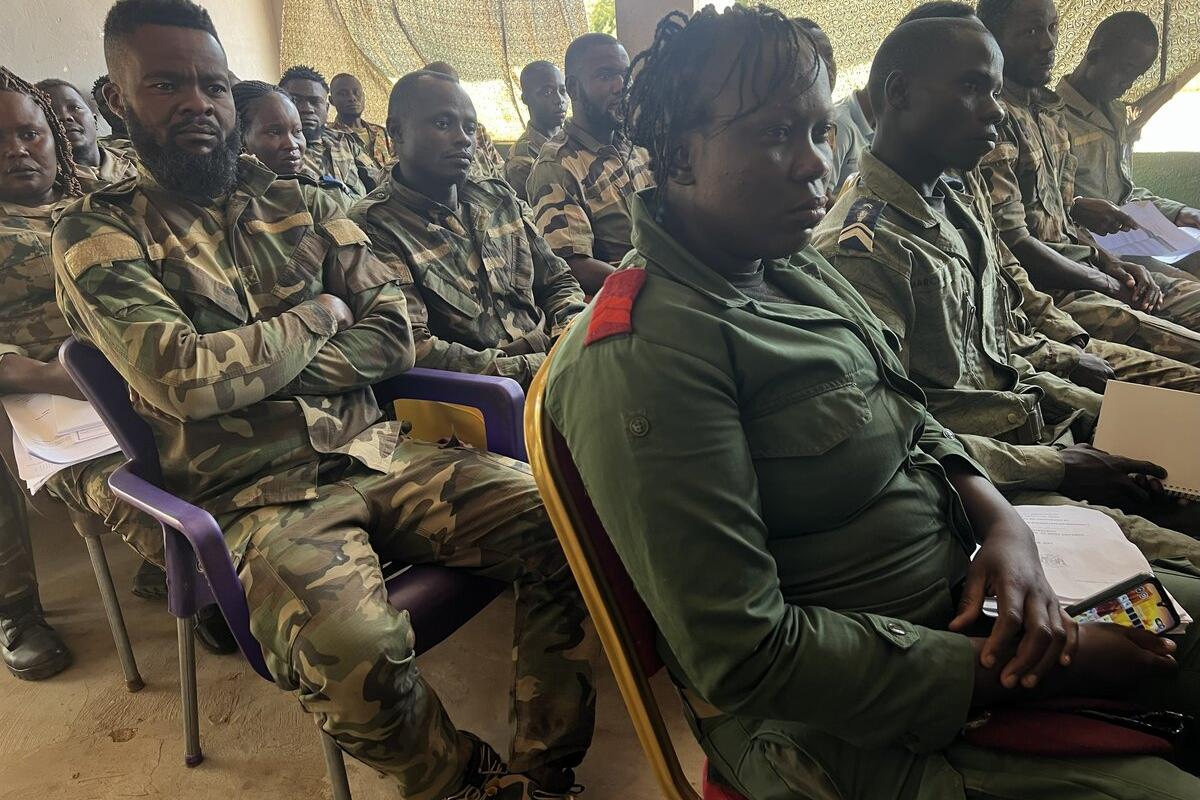 Des casques bleus sont assis pendant un événement.
