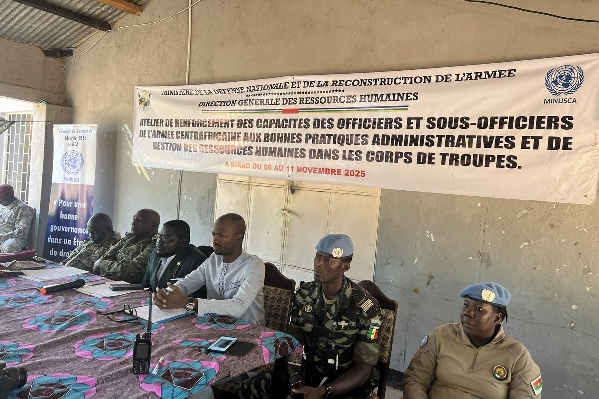 Un groupe de représentants est assis pour un panel lors d’un événement. 