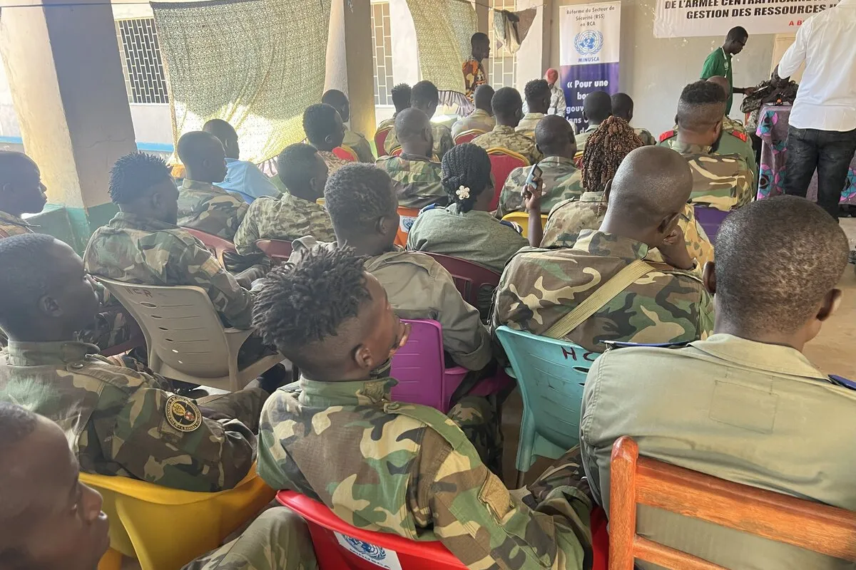 Des casques bleus sont assis pendant un événement. 