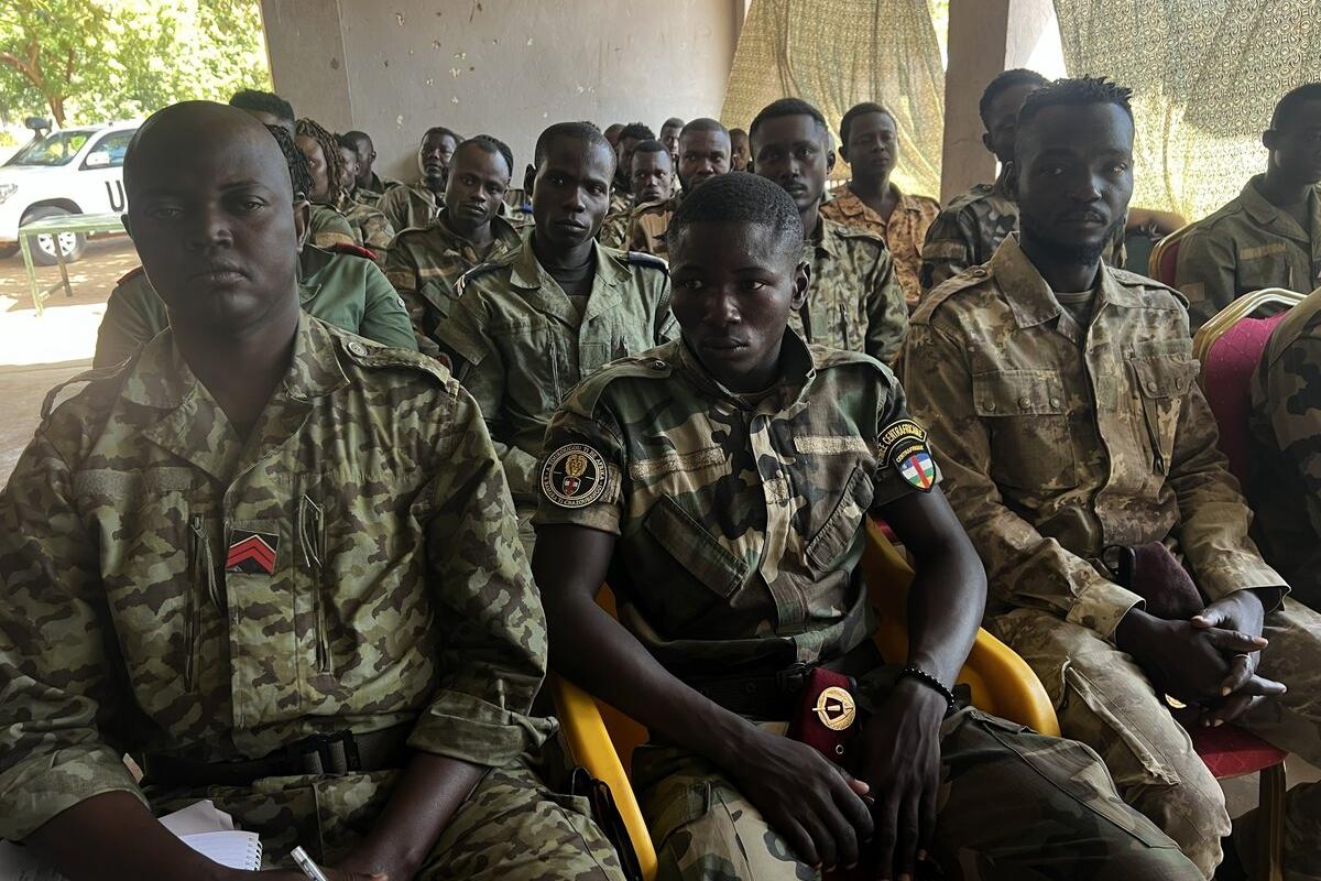 Des casques bleus sont assis pendant un événement.