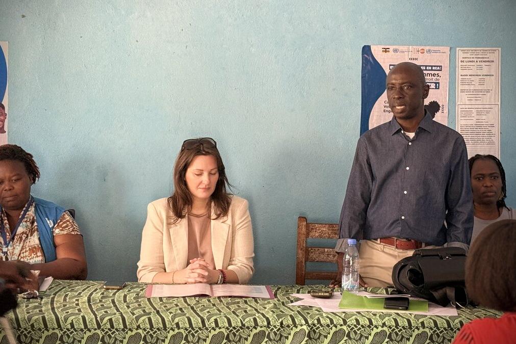 Un panel de représentants s’adresse à un public.