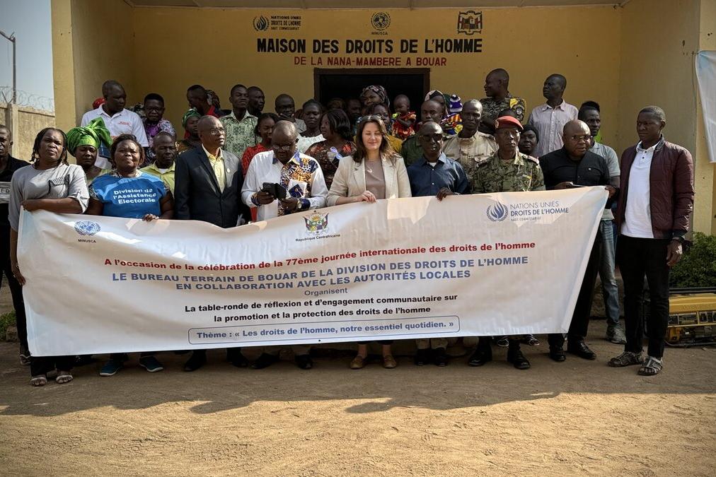 Des représentants posent pour une photo commémorative.