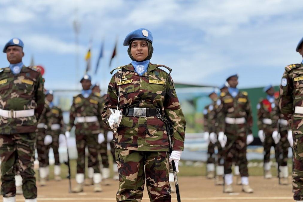 Des casques bleus sont alignés.