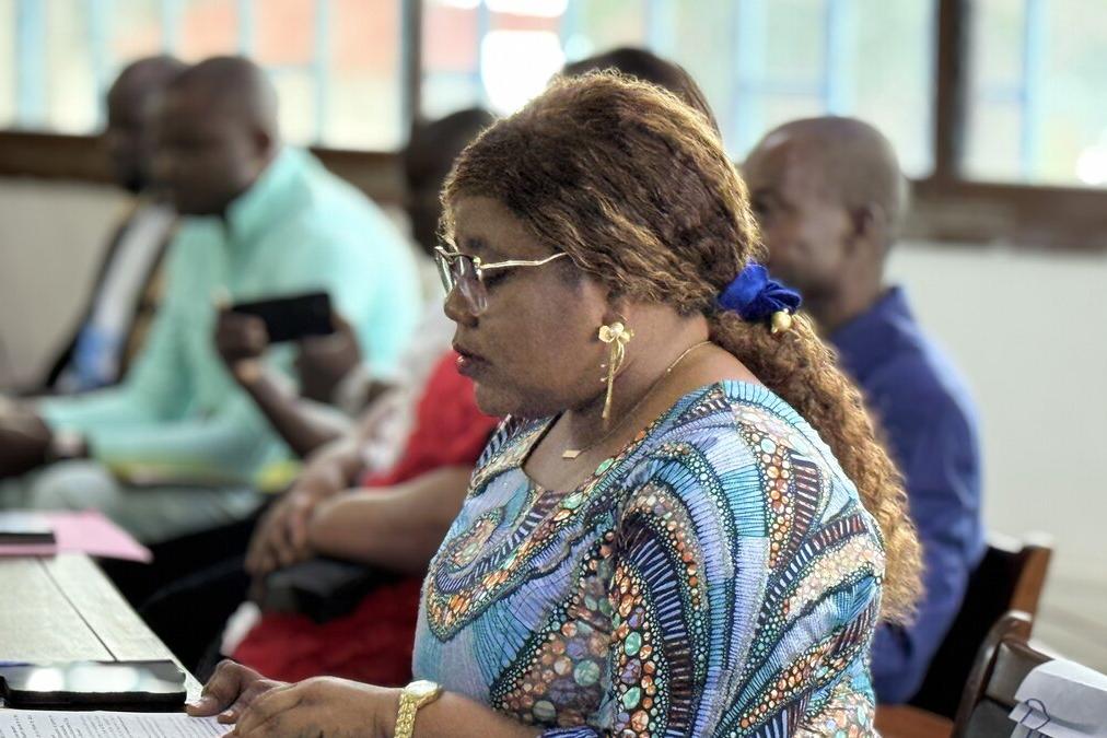 Un intervenant parle à un public.
