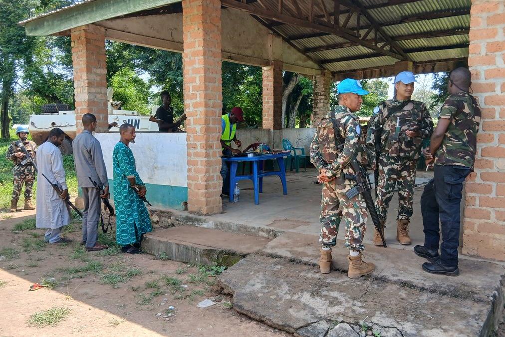 Des casques bleus et d’anciens combattants sont dehors.