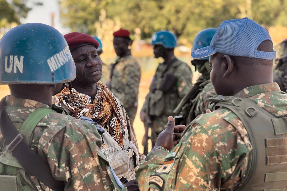 Des Casques bleus se tiennent à l’extérieur.