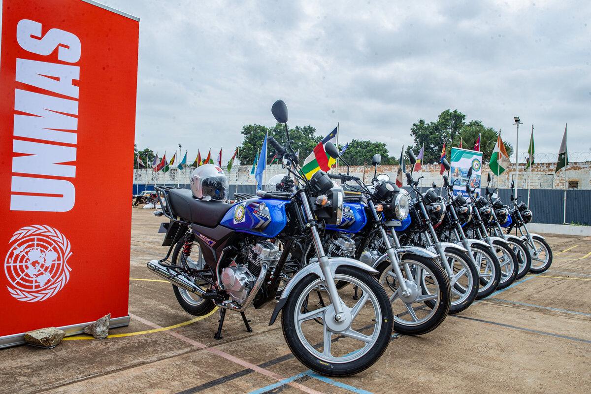 Des motos sont photographiées sur une scène.