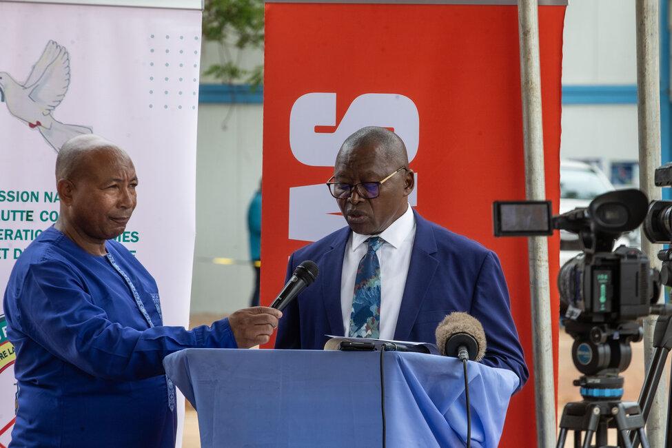 Benjamin Saraganza parle à un podium.