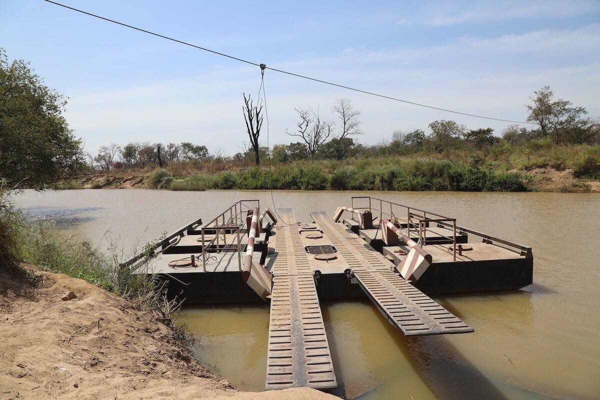 Photo de la structure d'un bateau sur un plan d'eau.