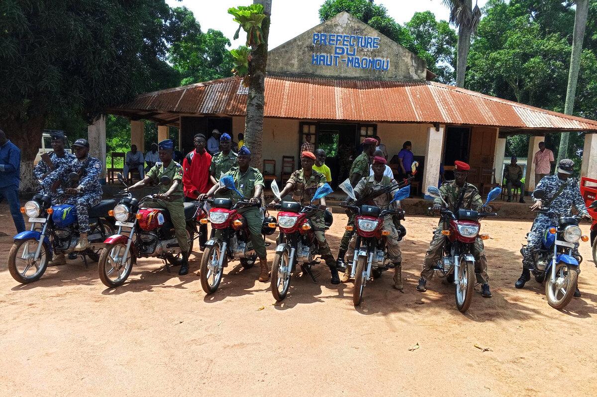 Des Casques bleus sont à moto.