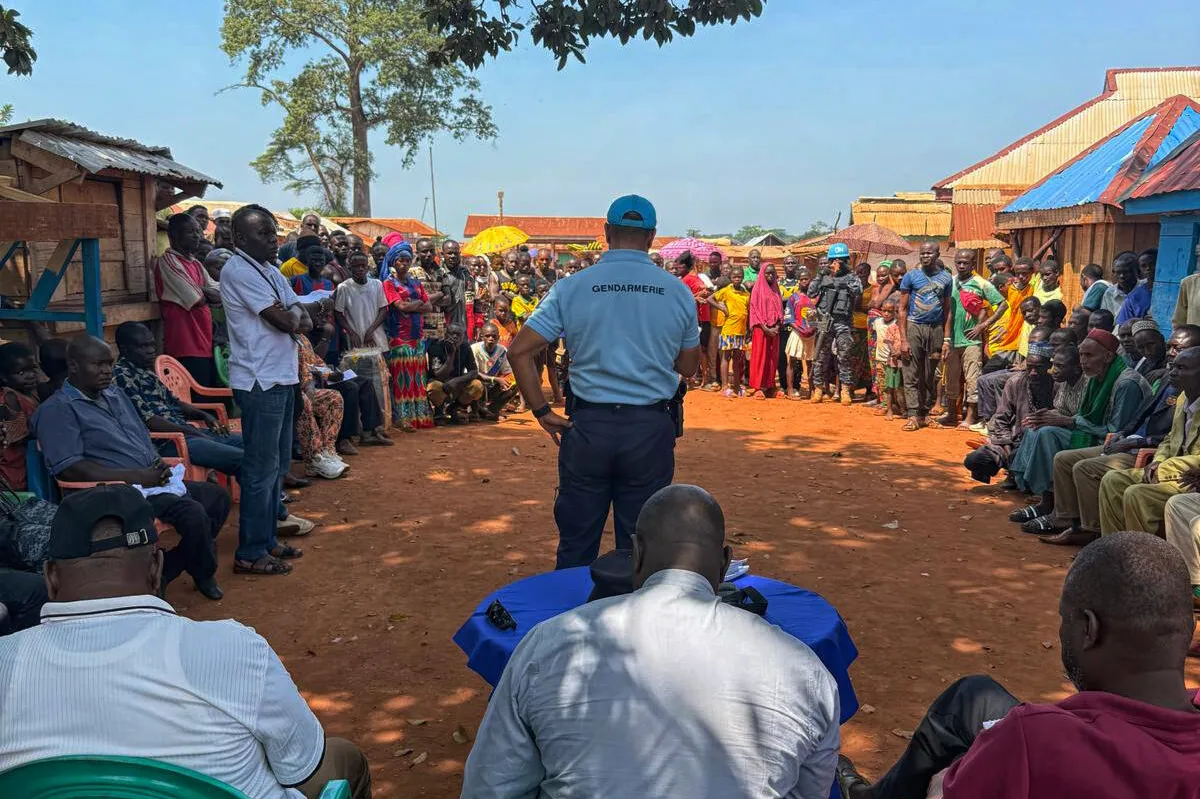 Un groupe se tient pour écouter un représentant de la Gendarmerie.