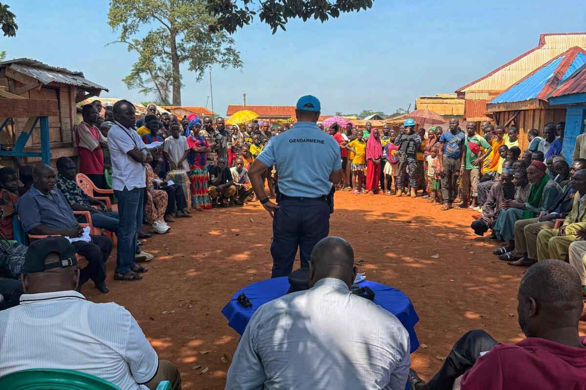 Un groupe se tient pour écouter un représentant de la Gendarmerie.
