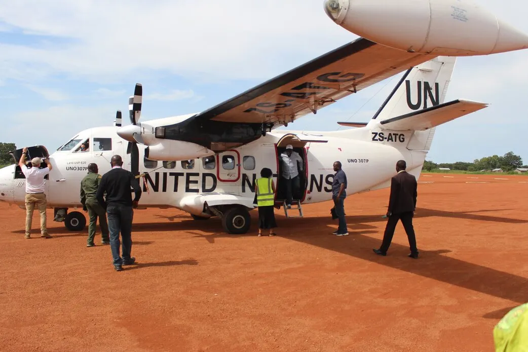 Des personnes montent à bord d'un avion des Nations Unies.