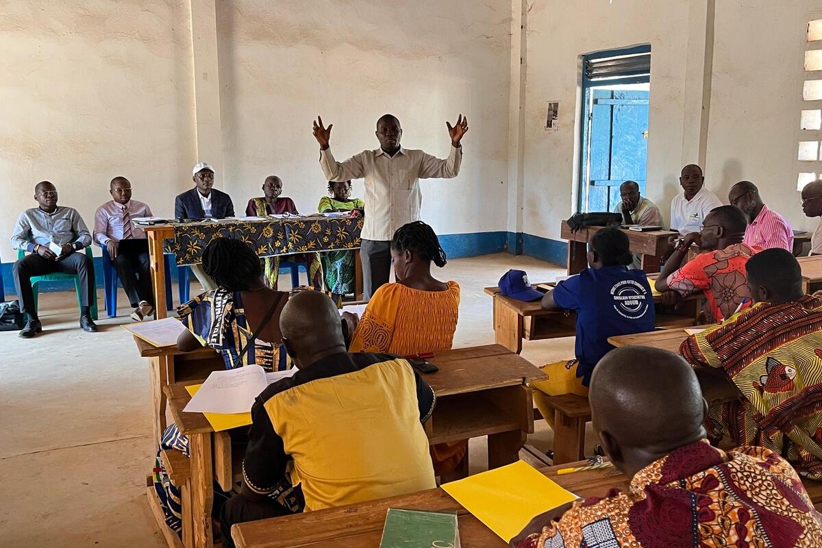 Un intervenant s’adresse à un public et à un panel.
