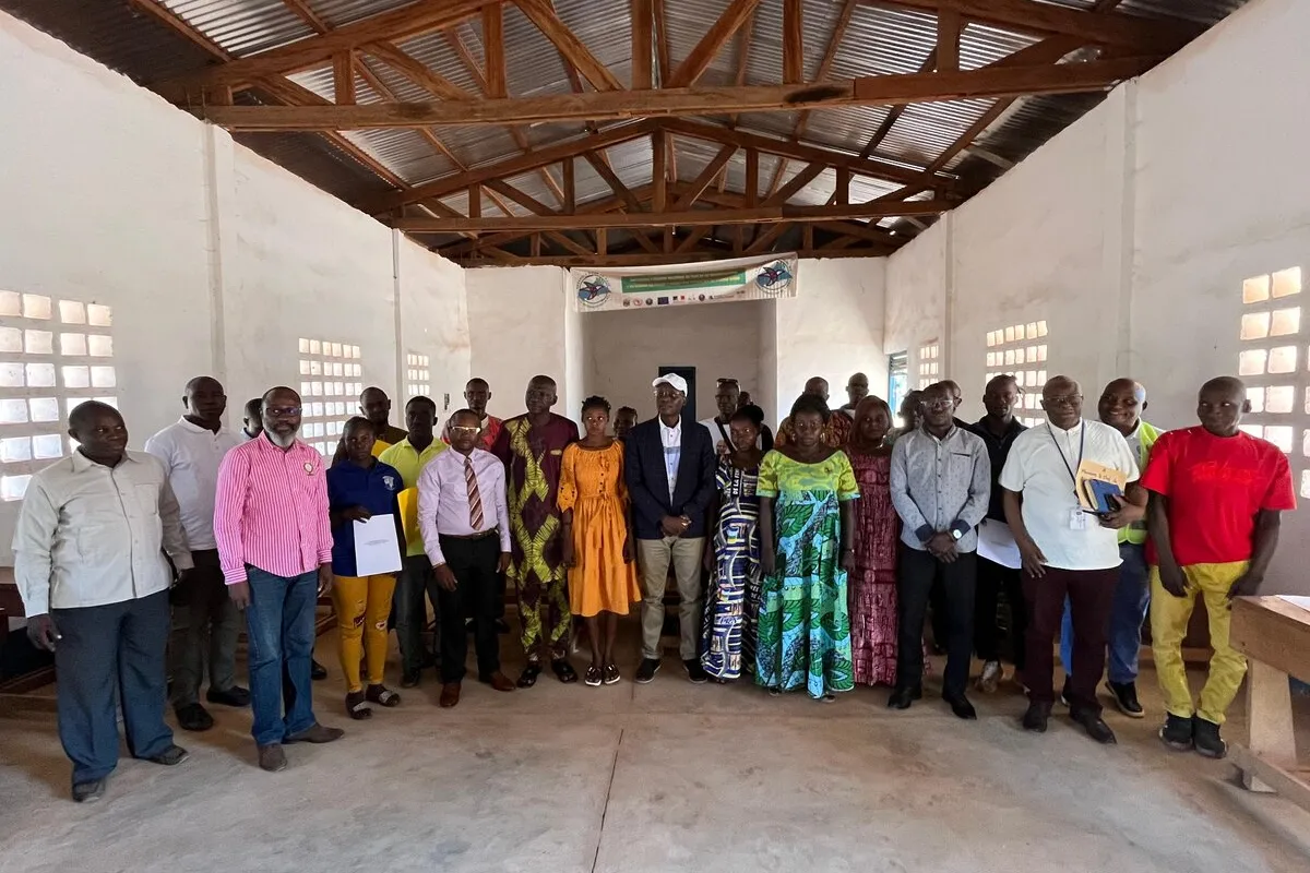 Un groupe de représentants pose pour une photo.