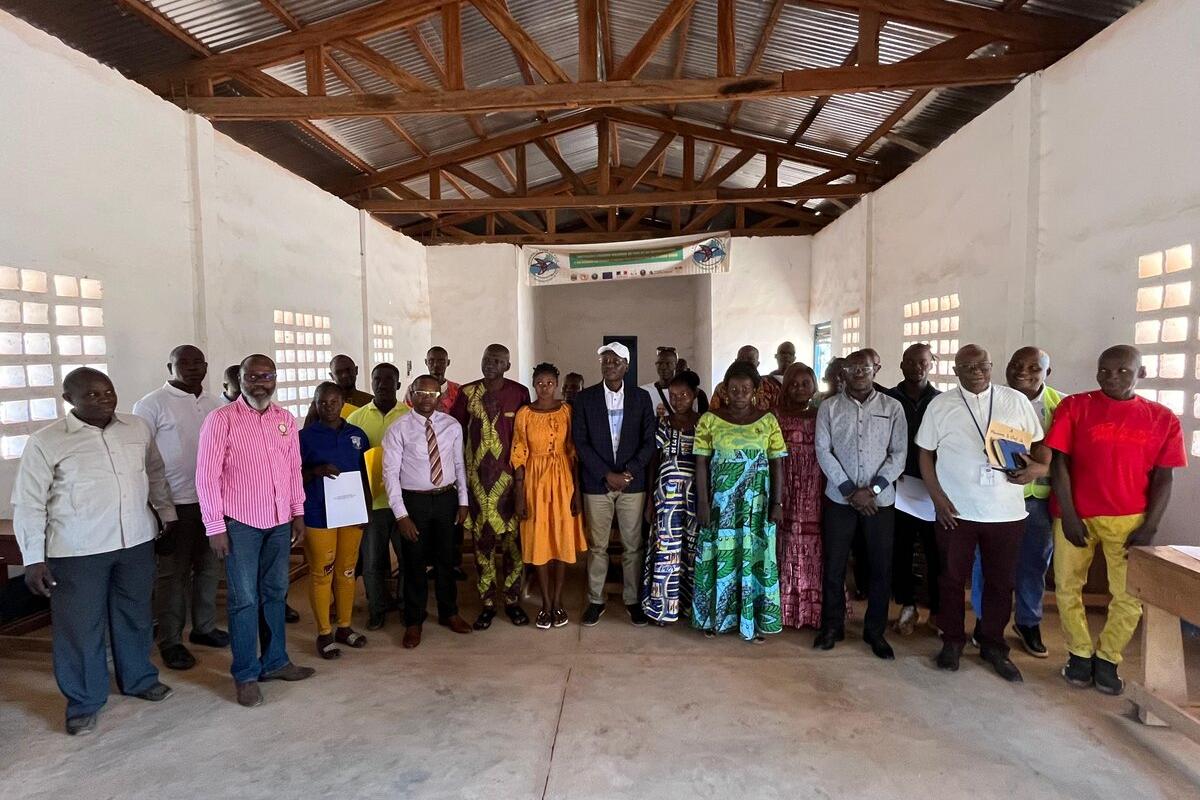 Un groupe de représentants pose pour une photo.