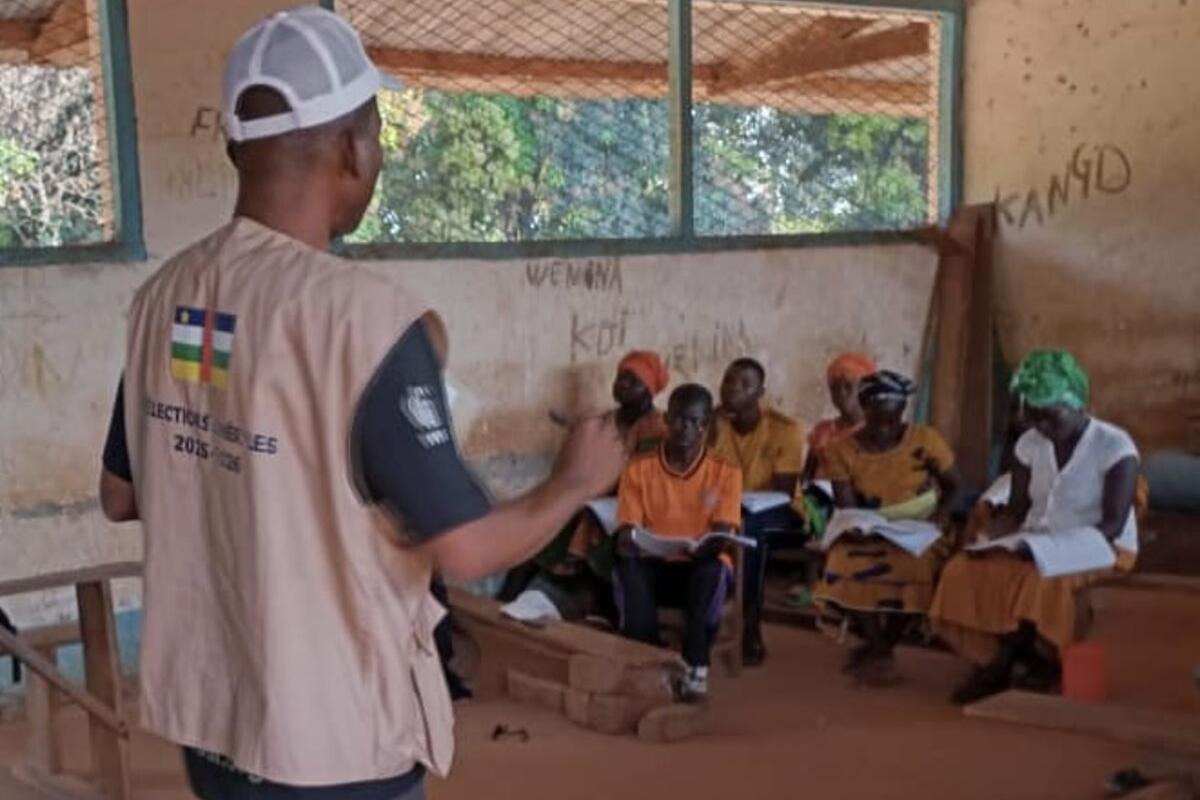 Un représentant s'adresse à un groupe.