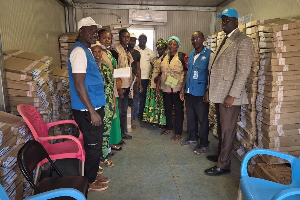 Un groupe de représentants pose pour une photo.