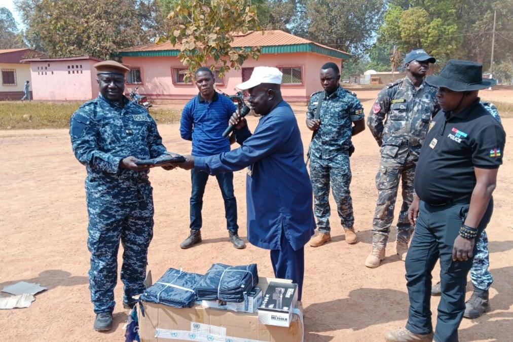 Deux représentants échangent des kits.