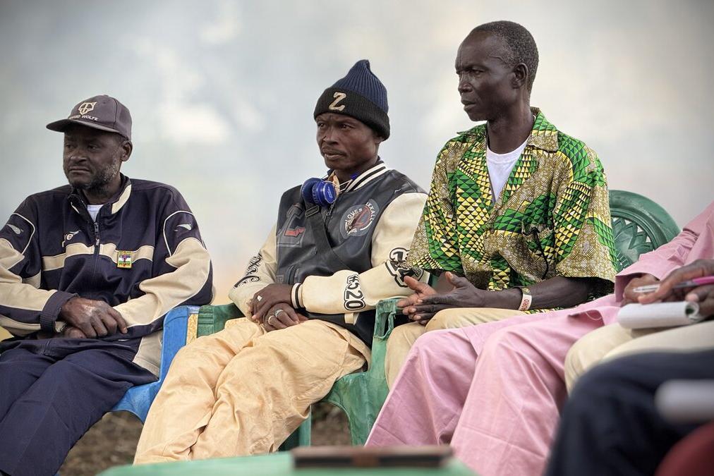 Un public assis est photographié.