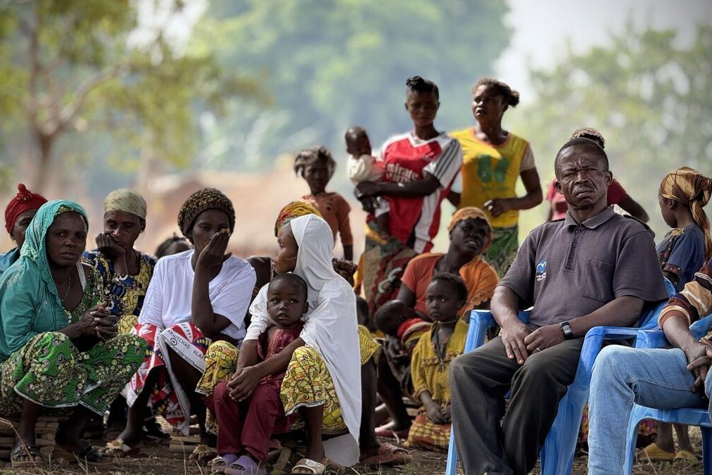 Un public assis est photographié.