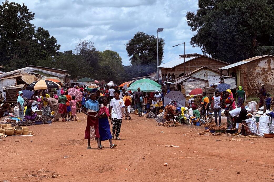Un marché animé est photographié. 