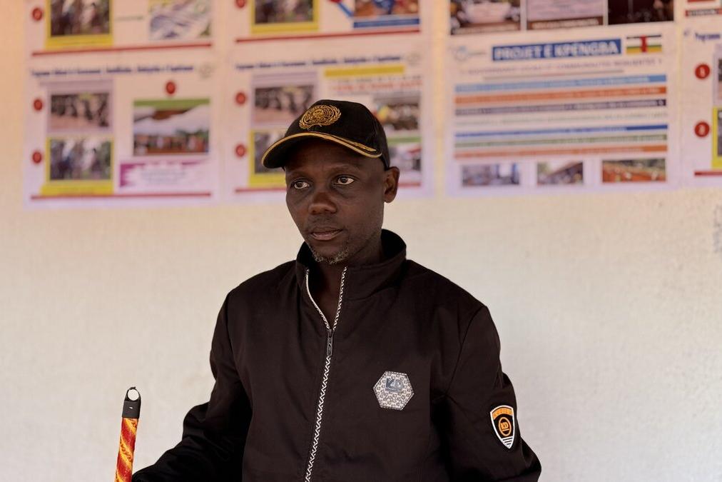 Un représentant de l’Autorité nationale des élections (ANE) est photographié.