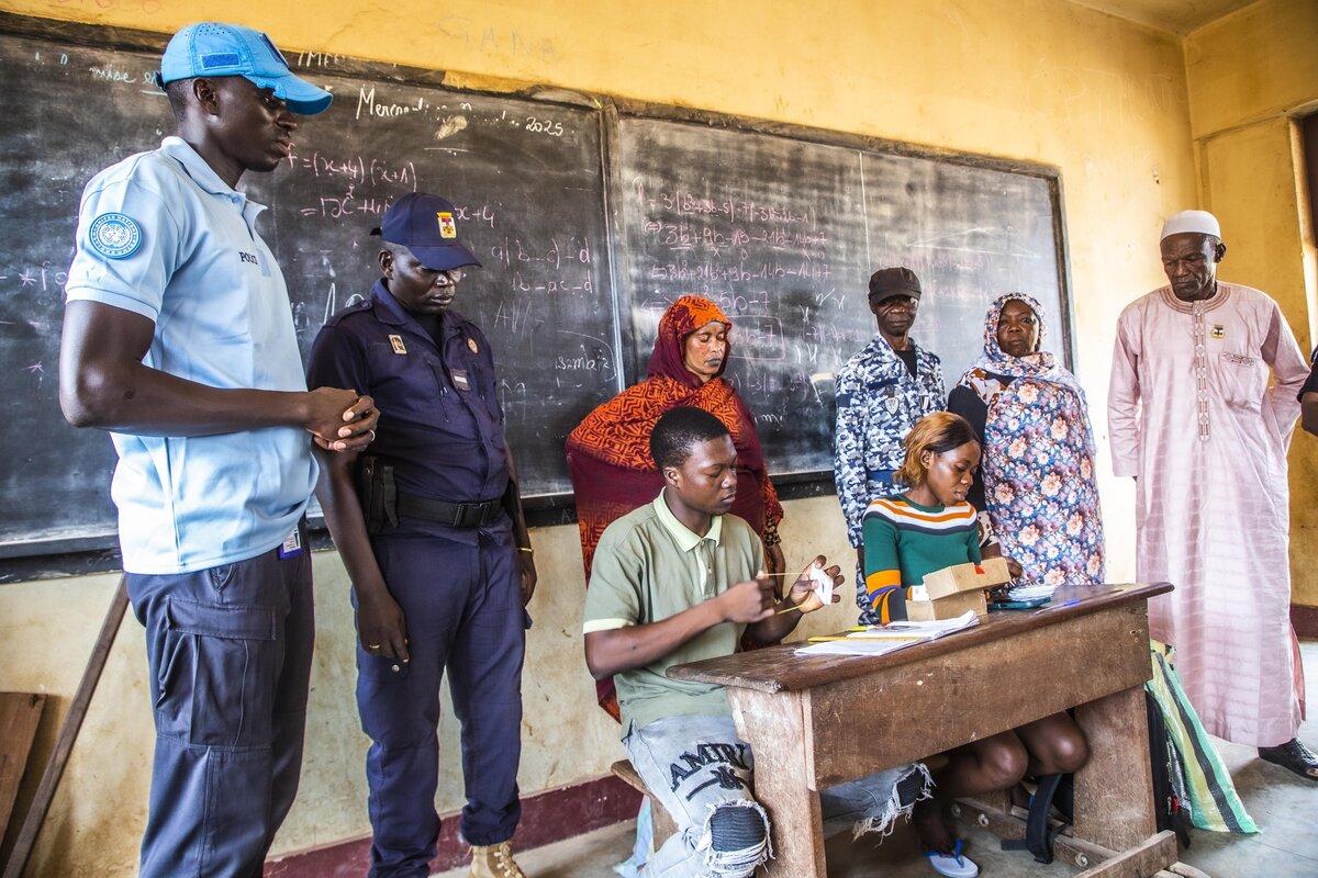 Des représentants entourent une table de vote. 