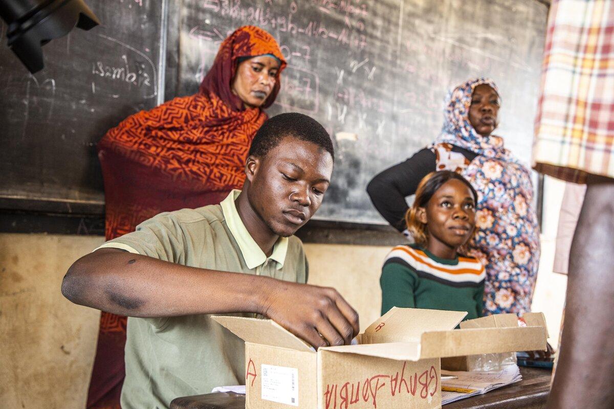 Des représentants du bureau de vote.