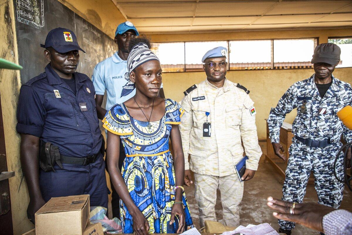 Des électeurs et des Casques bleus sont photographiés.