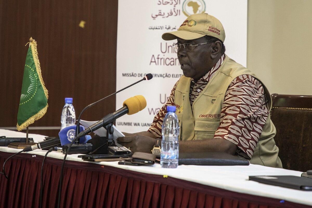 Un orateur prend la parole à la tribune.