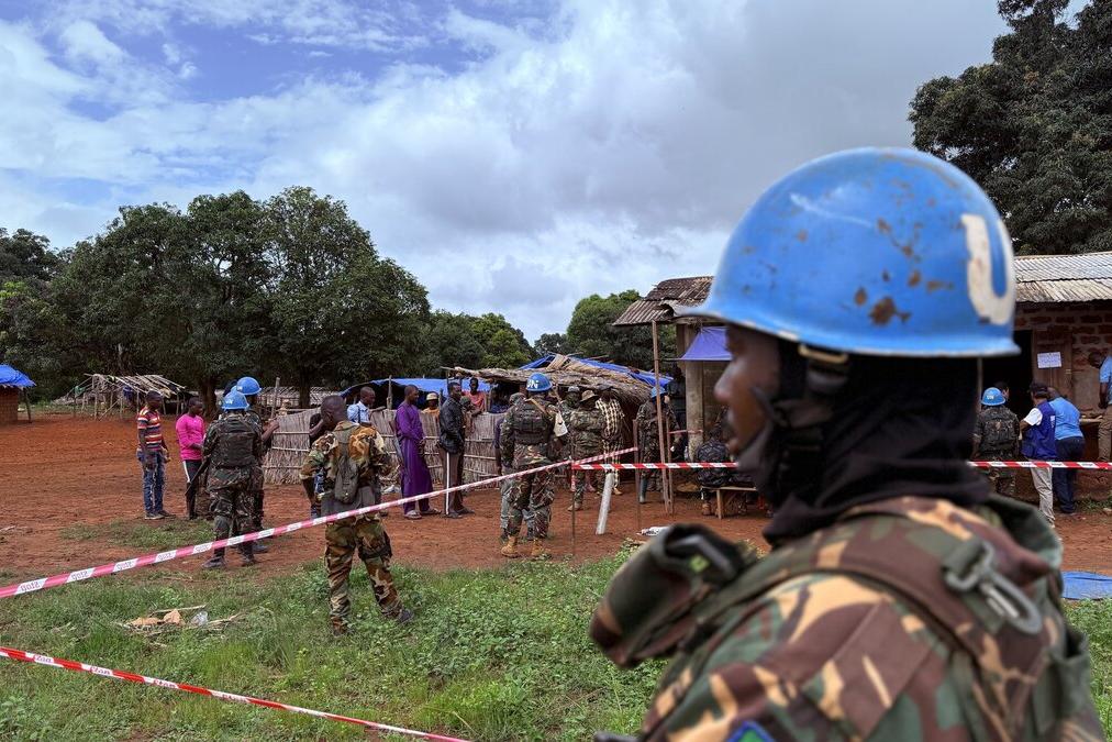 Un casque bleu se tient dehors.