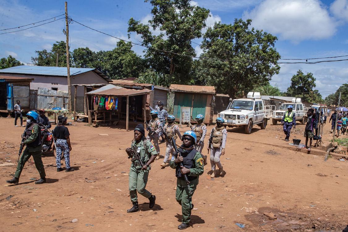 Des casques bleus marchent dans une ville.