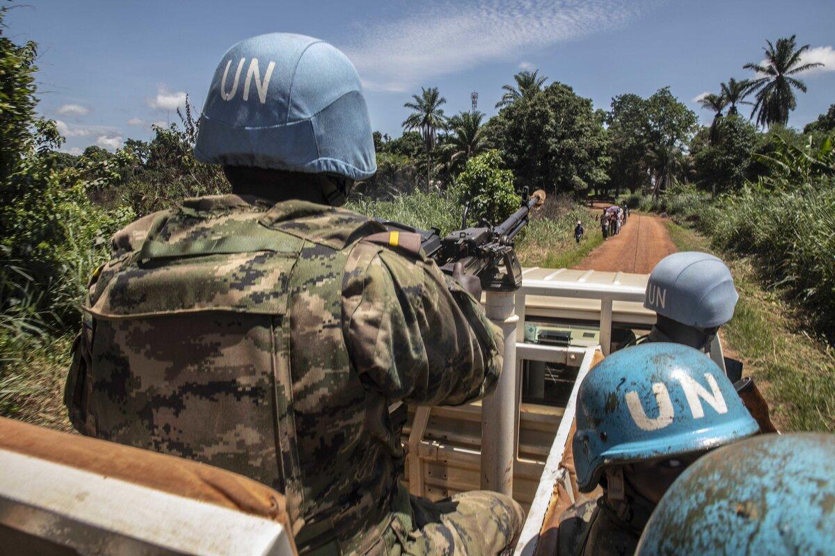 Des casques bleus de l’ONU sont à bord d’un véhicule armé de l’ONU.