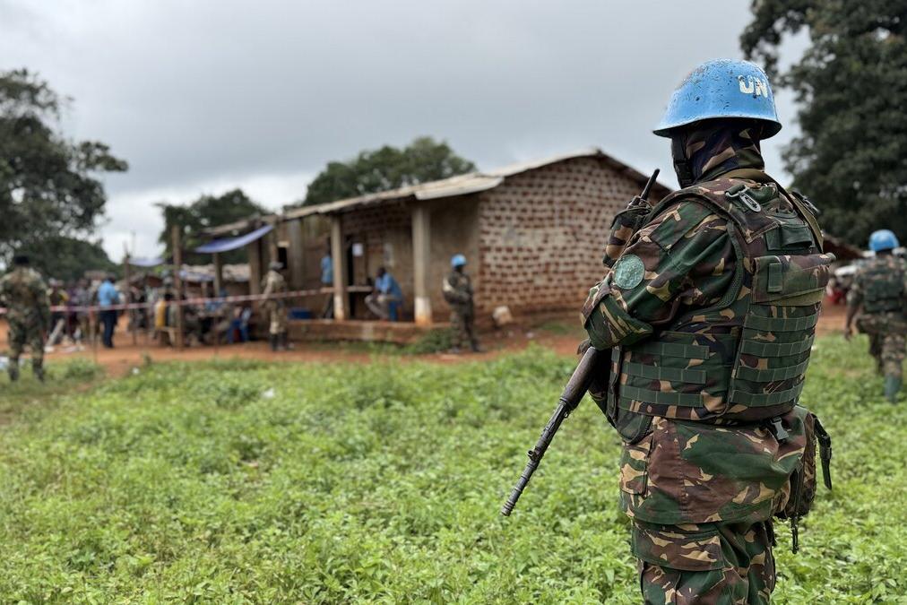 Un Casque bleu de l’ONU est photographié à l’extérieur.