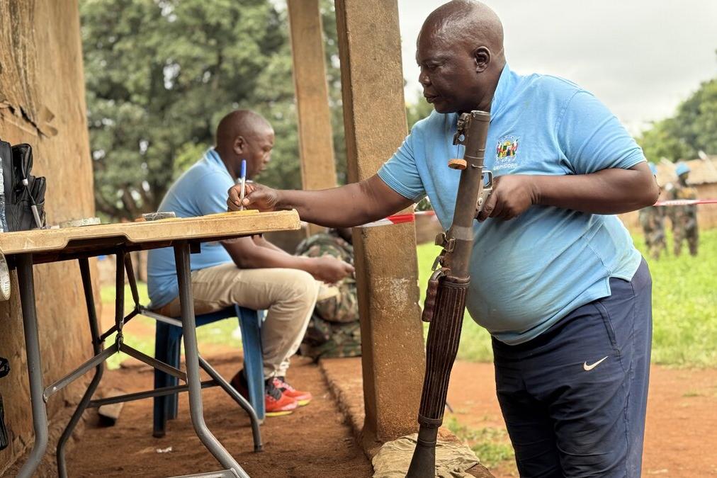 Un représentant consigne des informations sur des munitions. 