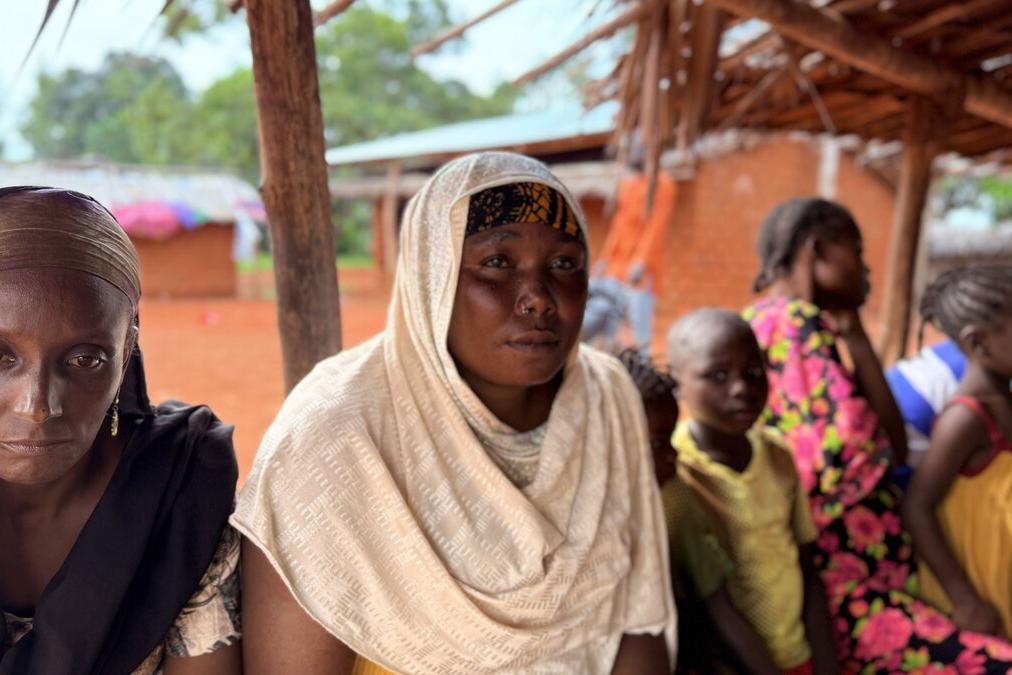 Des membres de la communauté sont photographiés. 