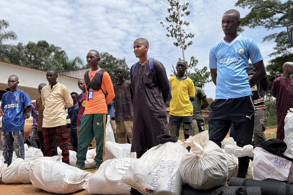 D’anciens combattants sont photographiés avec des kits.
