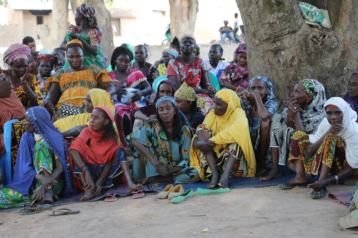 Un groupe assis se rassemble au sol.