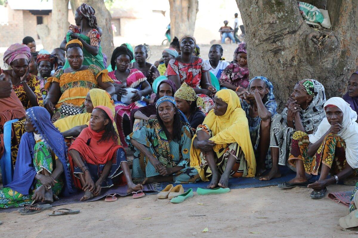 Un groupe assis se rassemble au sol.
