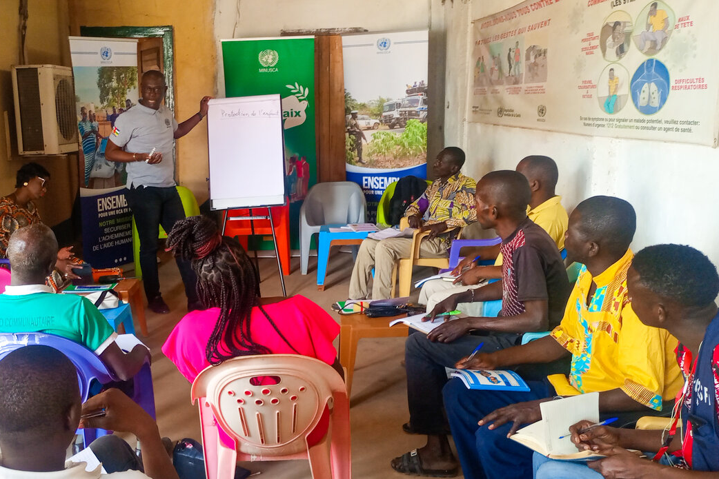 Un groupe assiste à une présentation.