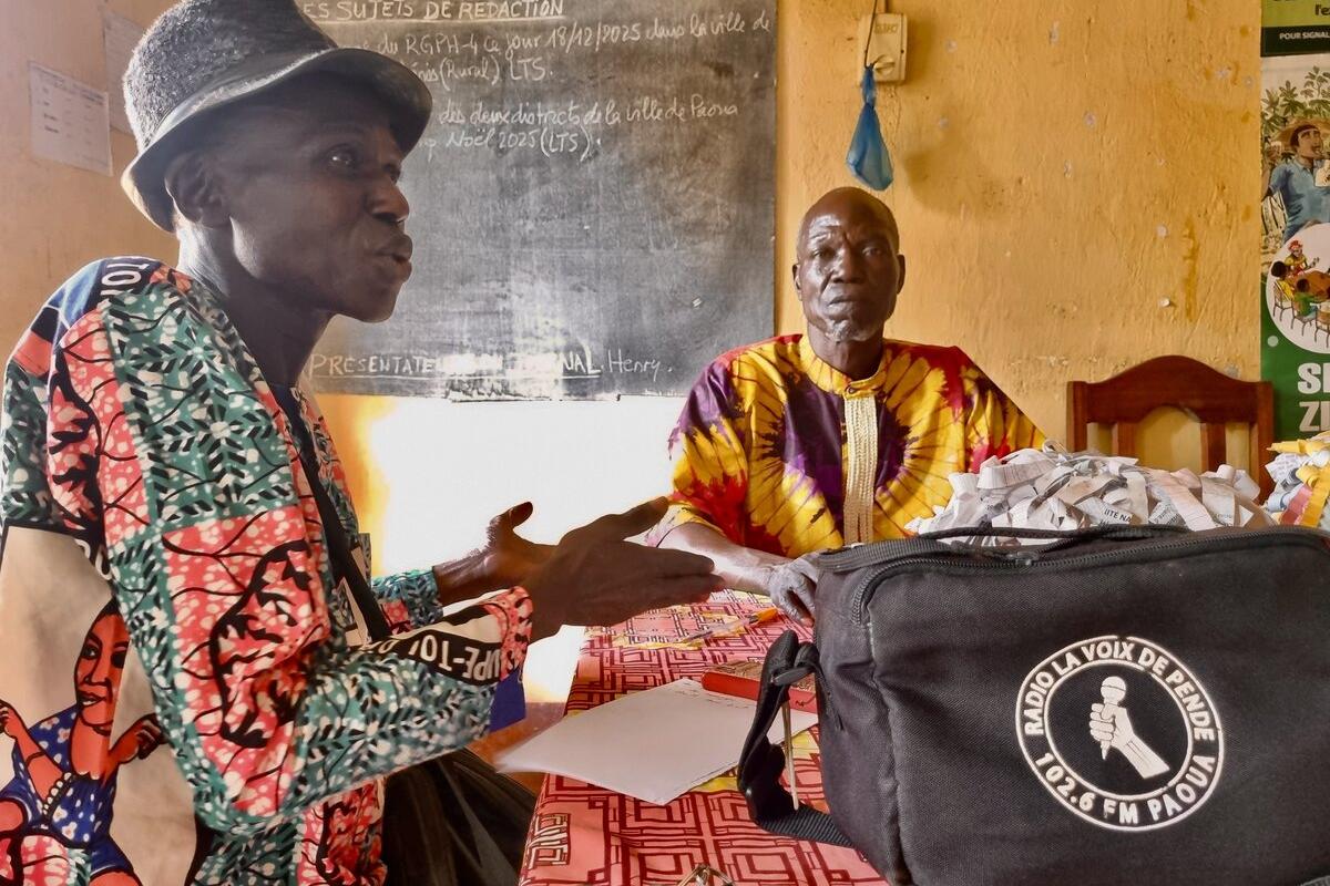 Deux représentants de la radio parlent à une table.